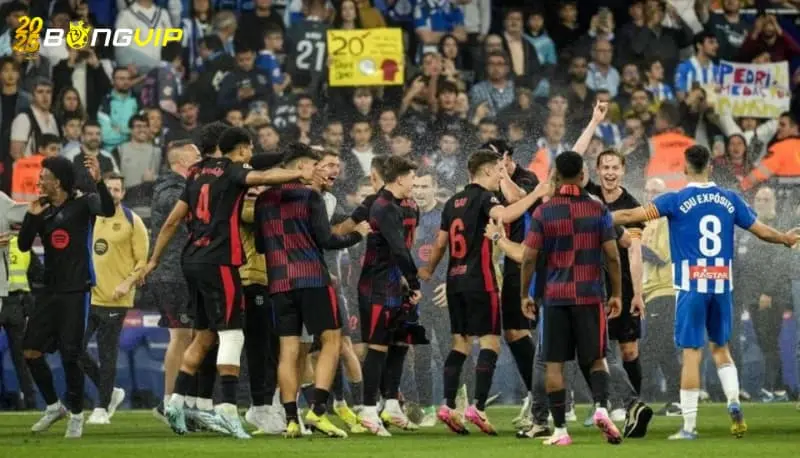 Đối thủ tưới nước ngăn Barca mừng vô địch Phản ứng từ phía Barca khi đối thủ tưới nước ngăn Barca mừng vô địch
