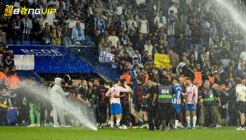 Đối thủ tưới nước ngăn Barca mừng vô địch Chiêu trò khó đỡ từ đội chủ nhà - Đối thủ tưới nước ngăn Barca mừng vô địch
