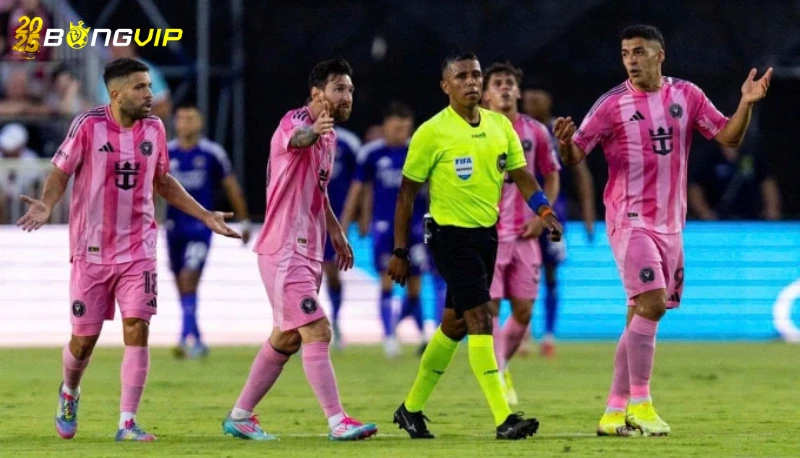 Messi chỉ trích trọng tài trong trận thua đậm của Inter Miami Phản ứng và tương lai khi Messi chỉ trích trọng tài trong trận thua đậm của Inter Miami