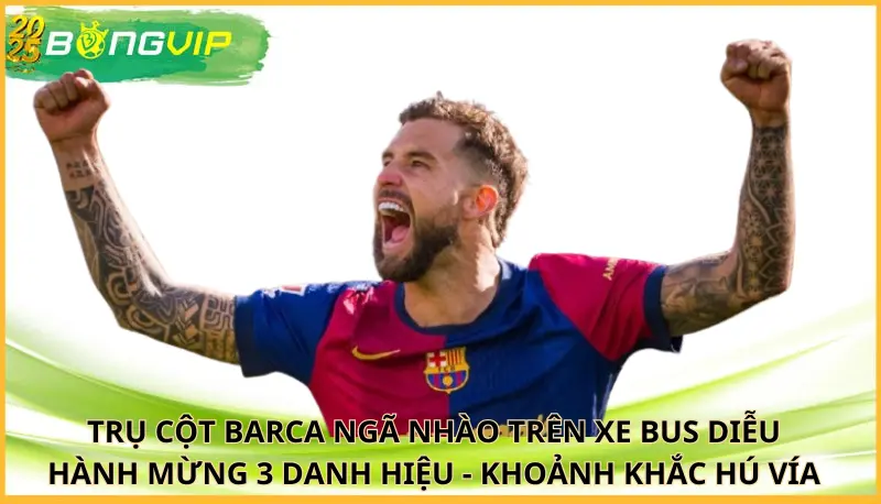 Trụ cột Barca ngã nhào trên xe bus diễu hành mừng 3 danh hiệu