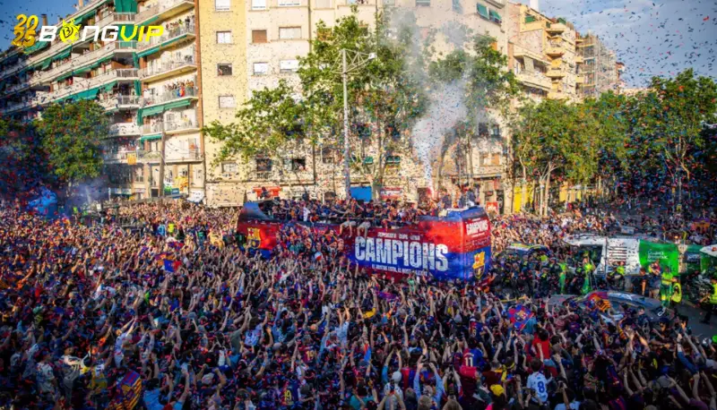 Trụ cột Barca ngã nhào trên xe bus diễu hành mừng 3 danh hiệu Phản ứng từ cộng đồng mạng khi trụ cột Barca ngã nhào trên xe bus diễu hành mừng 3 danh hiệu